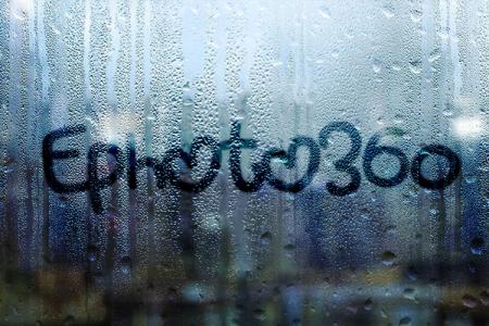Viết chữ lên cửa sổ mưa