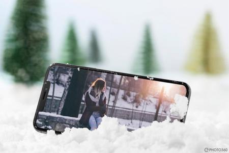 Ghép ảnh vào khung điện thoại trên nền tuyết